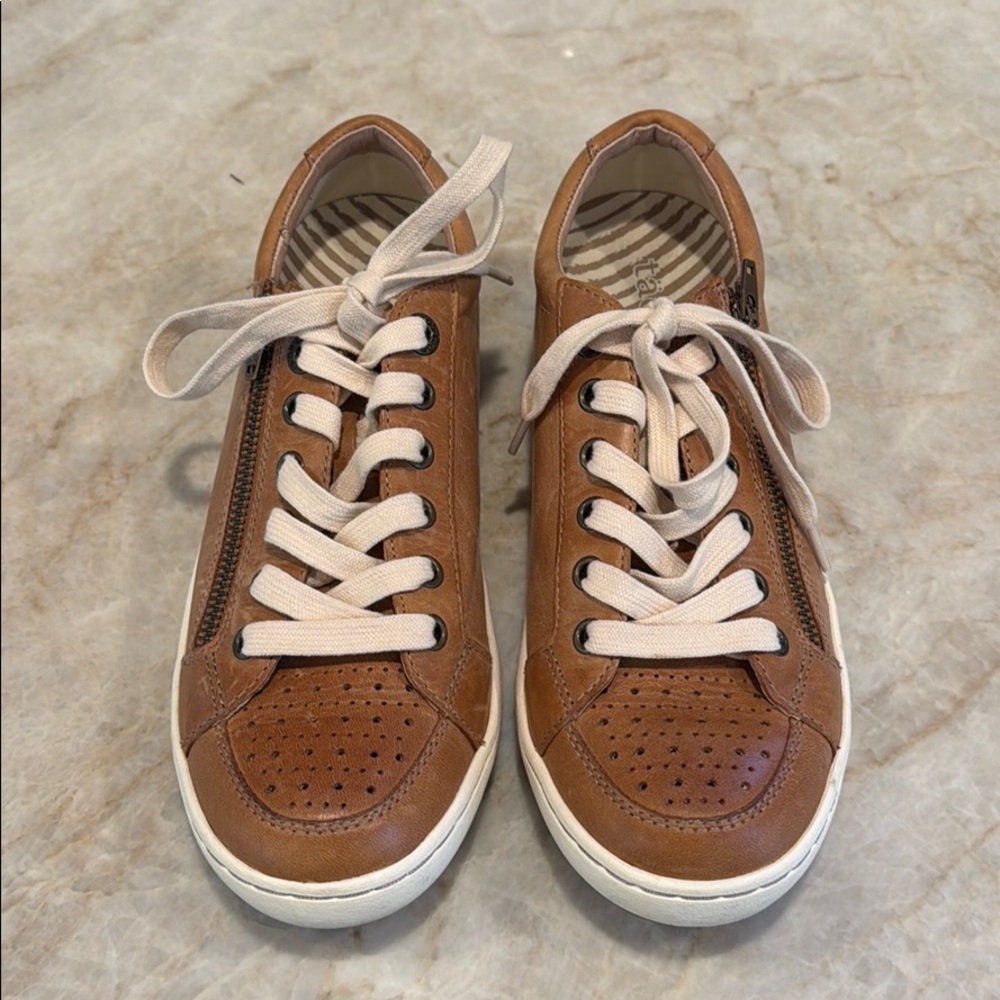 Taos leather tennis shoes size 7.5